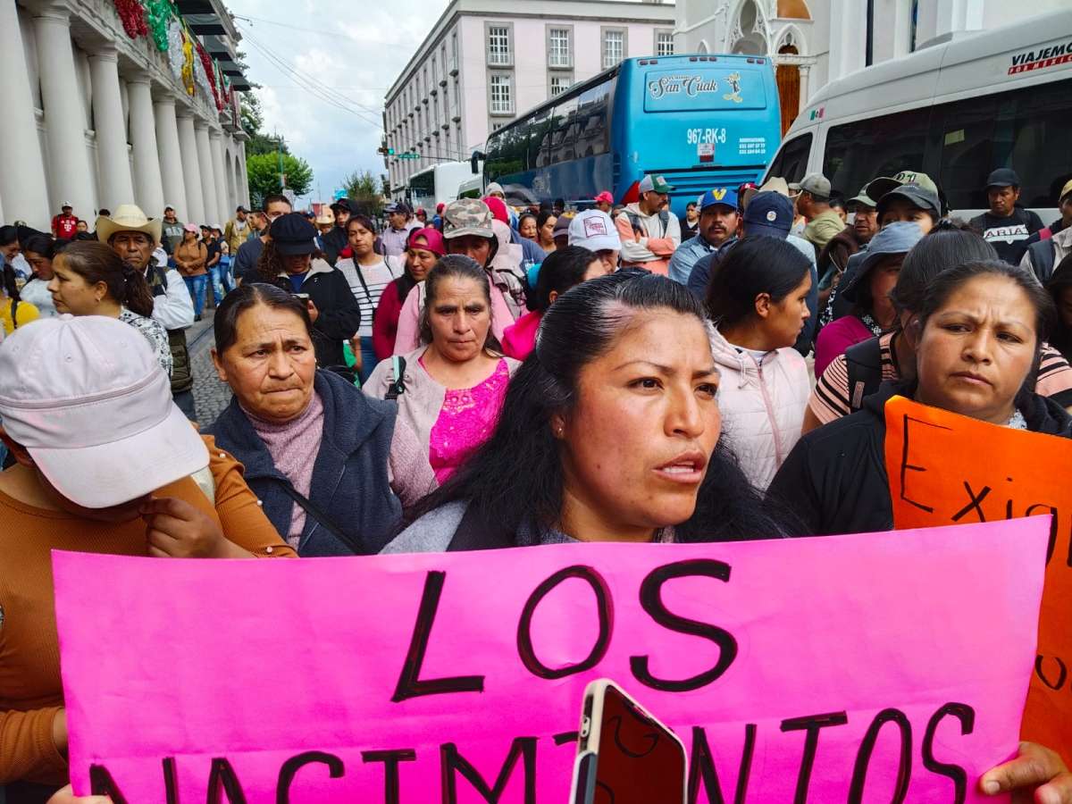 Habitantes de comunidades de Altotonga y Jalacingo bloquean la calle Enríquez en protesta por el desabasto de agua