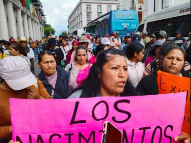 Habitantes de comunidades de Altotonga y Jalacingo bloquean la calle Enríquez en protesta por el desabasto de agua
