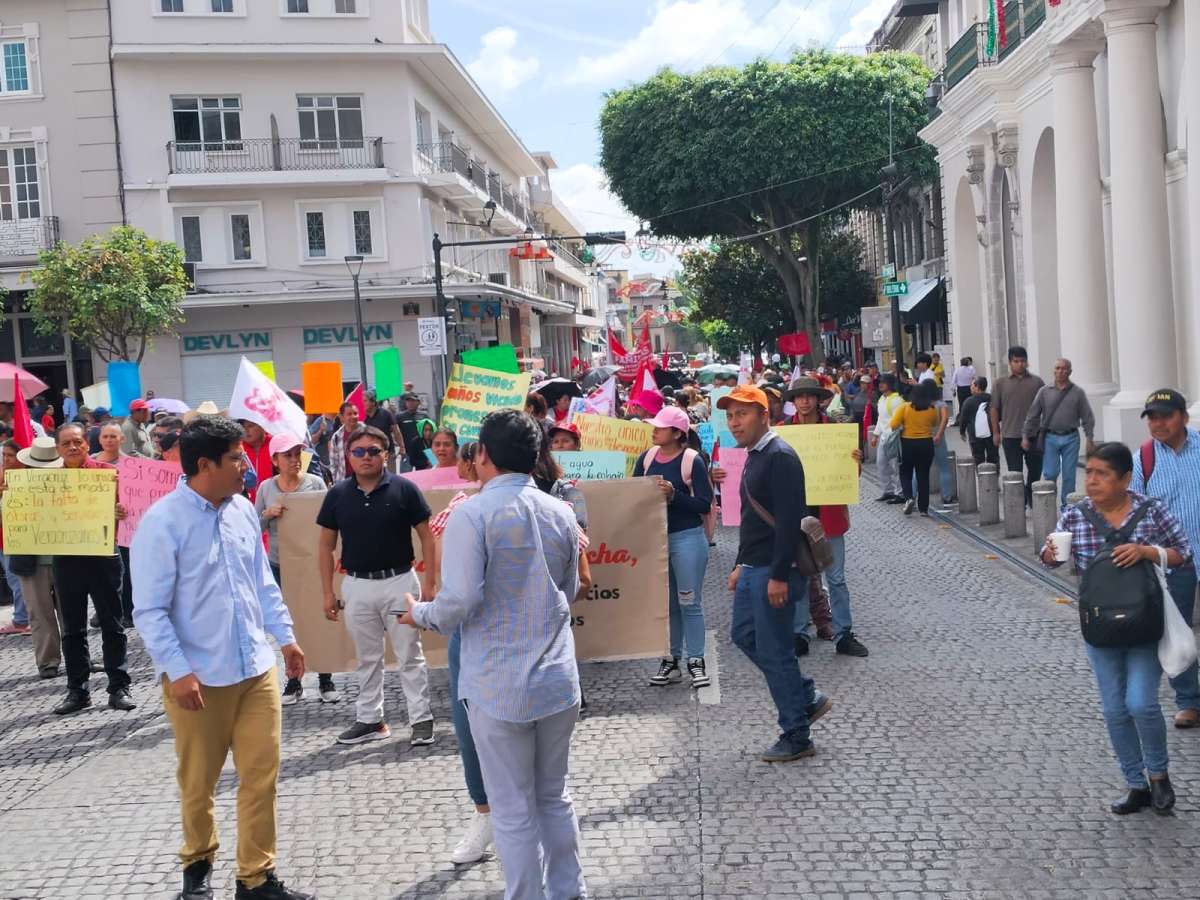 Marchan antorchistas en Xalapa para exigir audiencia con la gobernadora Rocío Nahle y dé solución a sus demandas de obras