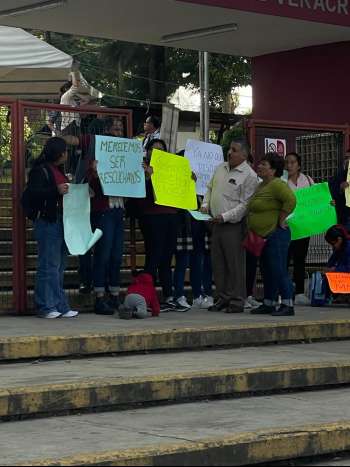 Padres de familia de Jardín de Niños de Tlacolulan toman oficinas centrales de la SEV, exigen la asignación de un docente