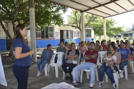 Importante Reunión de la Directora de la Primaria Nicolás Bravo con Padres de Familia  
