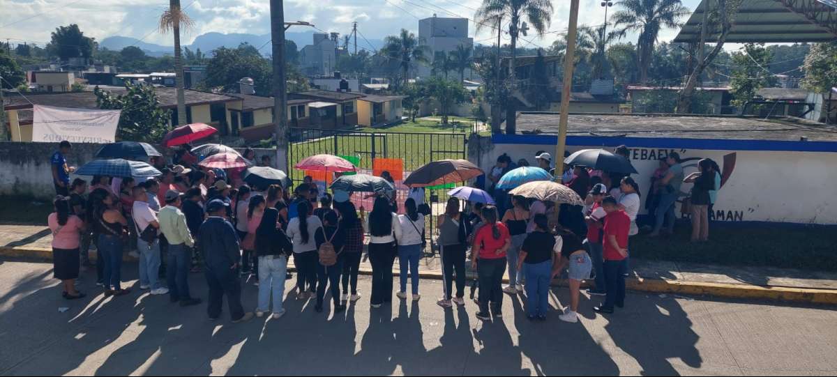 Padres de familia desde hace 3 días mantienen tomado el Telebachillerato de Chocamán; ninguna autoridad de la SEV los ha atendido