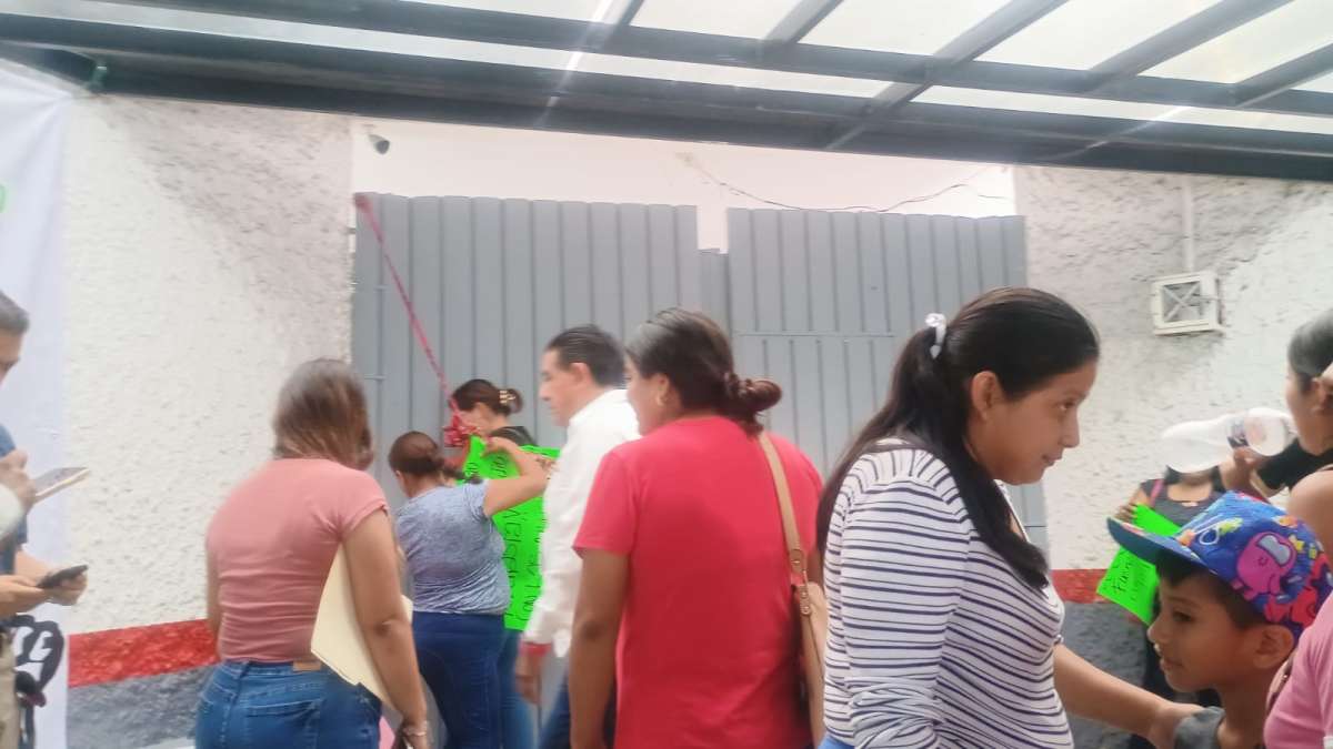 Destituyen a directora de la Escuela Primaria Venustiano Carranza de la ciudad de Córdoba; padres de familia entregan el plantel