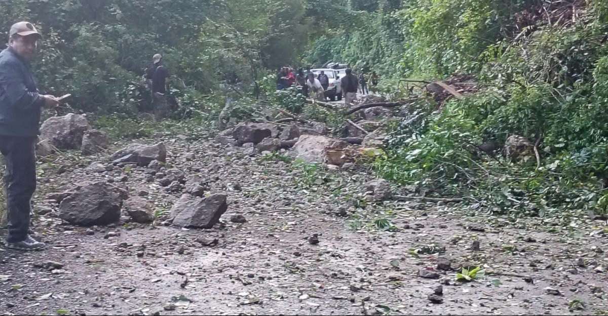 Deslave en carretera Xalapa-Huatusco bloquea la circulación, recomiendan tomar precauciones para evitar accidentes.