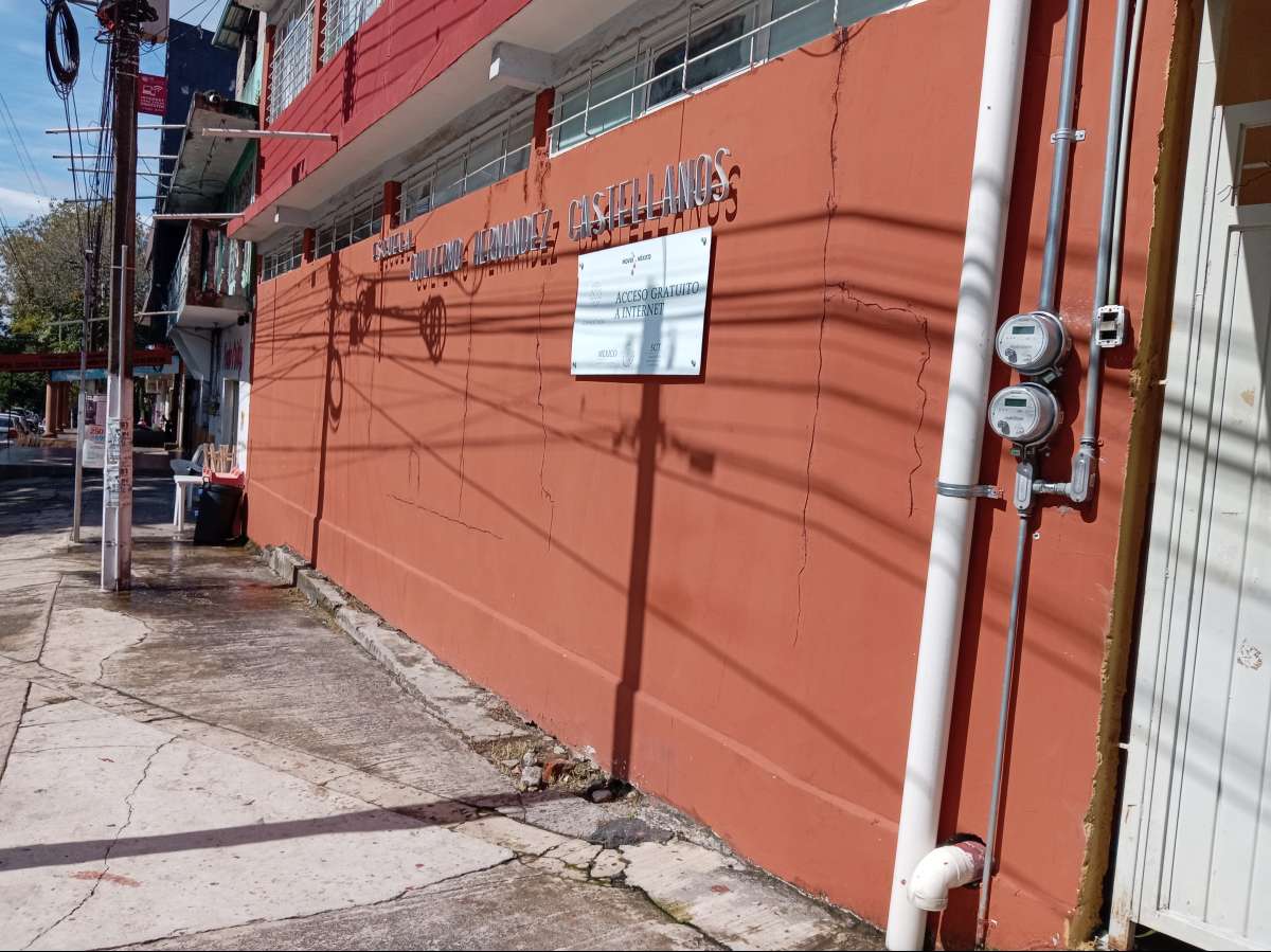 Padres de familia toman la Escuela Primaria Guillermo Hernández Castellanos de Xalapa