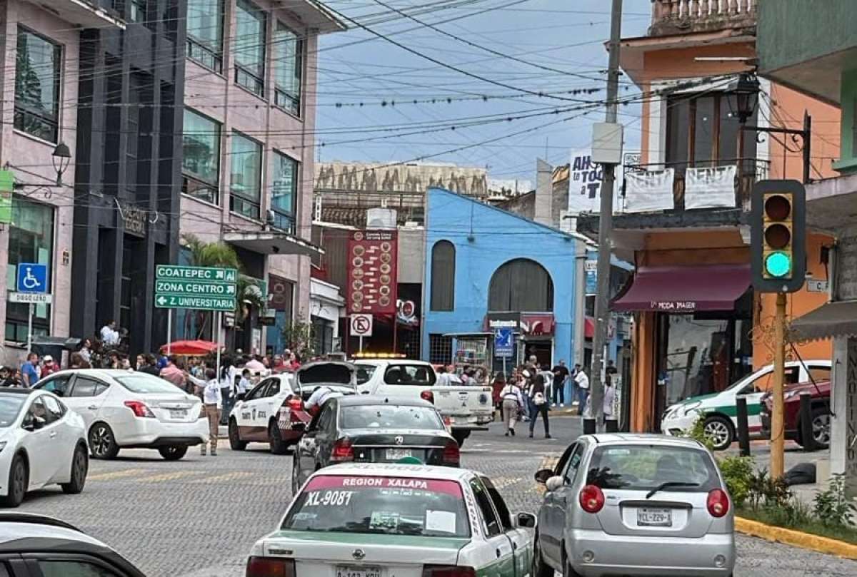 Fuerte olor a gas en el centro de Xalapa activa cuerpos de emergencia