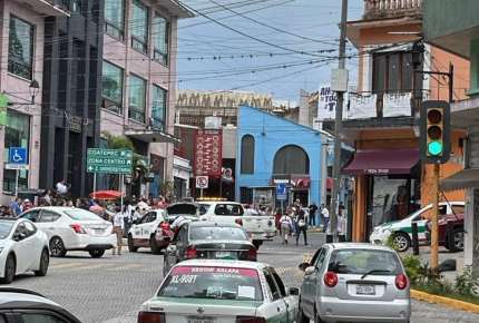 Fuerte olor a gas en el centro de Xalapa activa cuerpos de emergencia