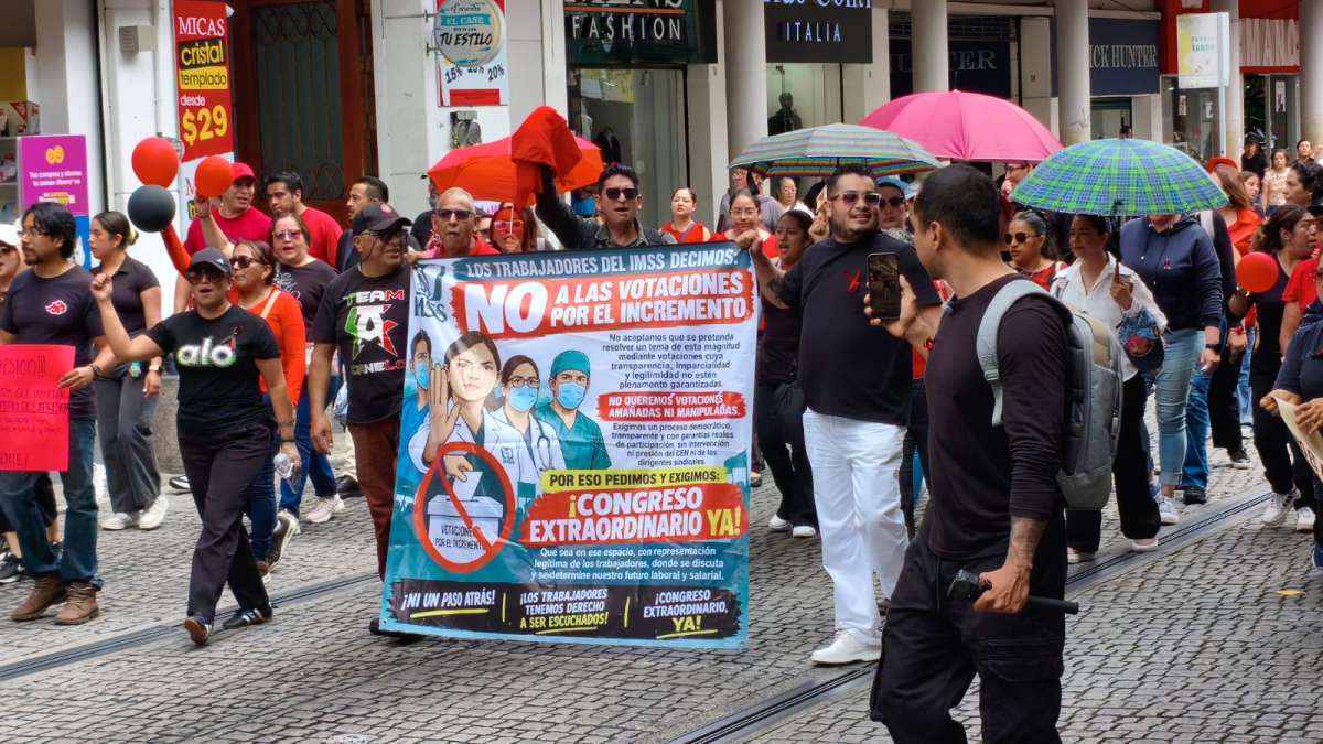 Marchan trabajadores del IMSS e ISSSTE para exigir aumentos salariales y mejores condiciones de jubilación