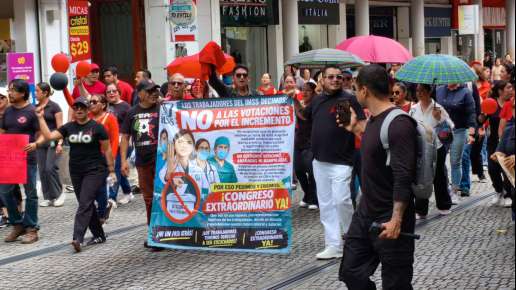 Marchan trabajadores del IMSS e ISSSTE para exigir aumentos salariales y mejores condiciones de jubilación