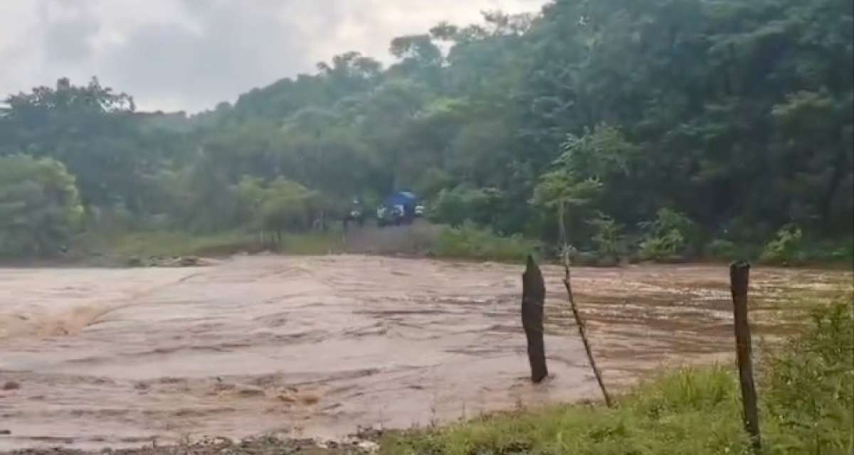 Por las lluvias, varias comunidades de Tatahuicapan de Juárez incomunicadas