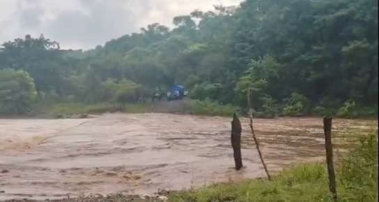 Por las lluvias, varias comunidades de Tatahuicapan de Juárez incomunicadas