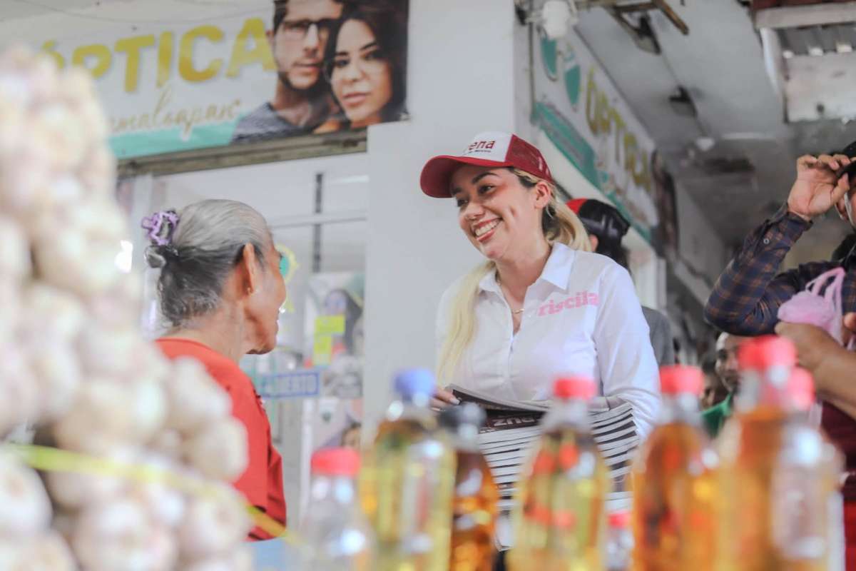 Gloria Priscila Carrera trabajando de cerca a la población de la Cuenca del Cosamaloapan.