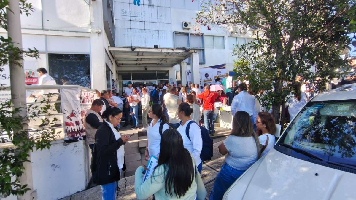Se manifiestan trabajadores del IMSS Bienestar, exigen abasto permanente de medicamentos, basificaciones y respeto a sus derechos laborales