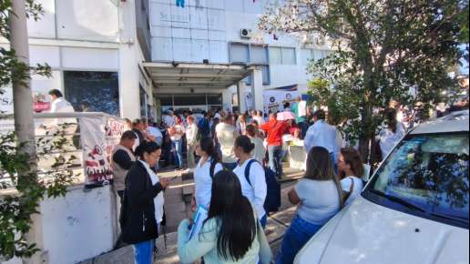 Se manifiestan trabajadores del IMSS Bienestar, exigen abasto permanente de medicamentos, basificaciones y respeto a sus derechos laborales