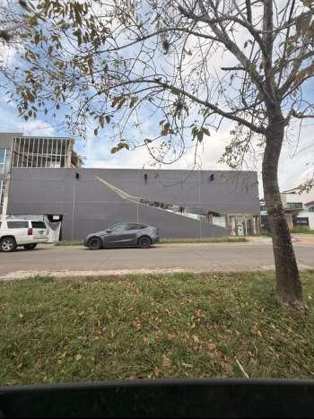 Alertan vecinos del Fraccionamiento Las Cumbres de posible apertura de un antro  